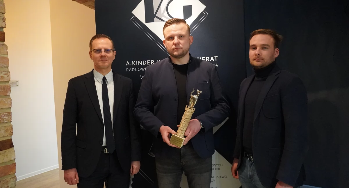 Radca prawny Krzysztof Kinder, Błażej Wysocki oraz redaktor naczelny ototorun.pl Filip Sobczak, fot. Bartosz Fryckowski / ototorun.pl