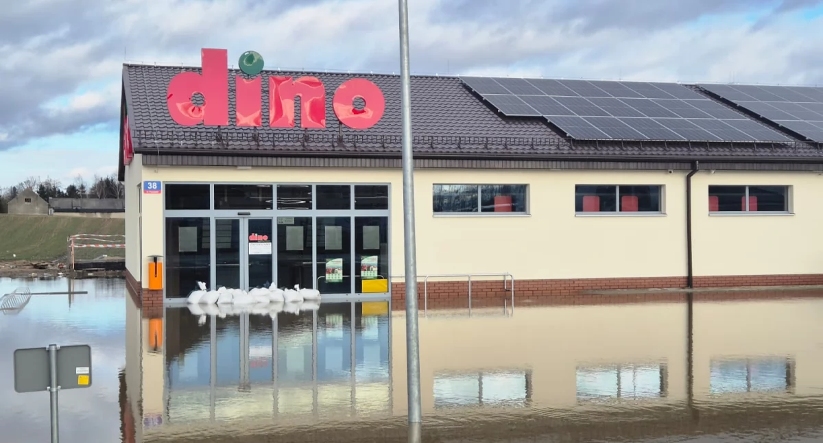 Akcja strażaków przy Dino w Grębocinie, fot. nadesłane