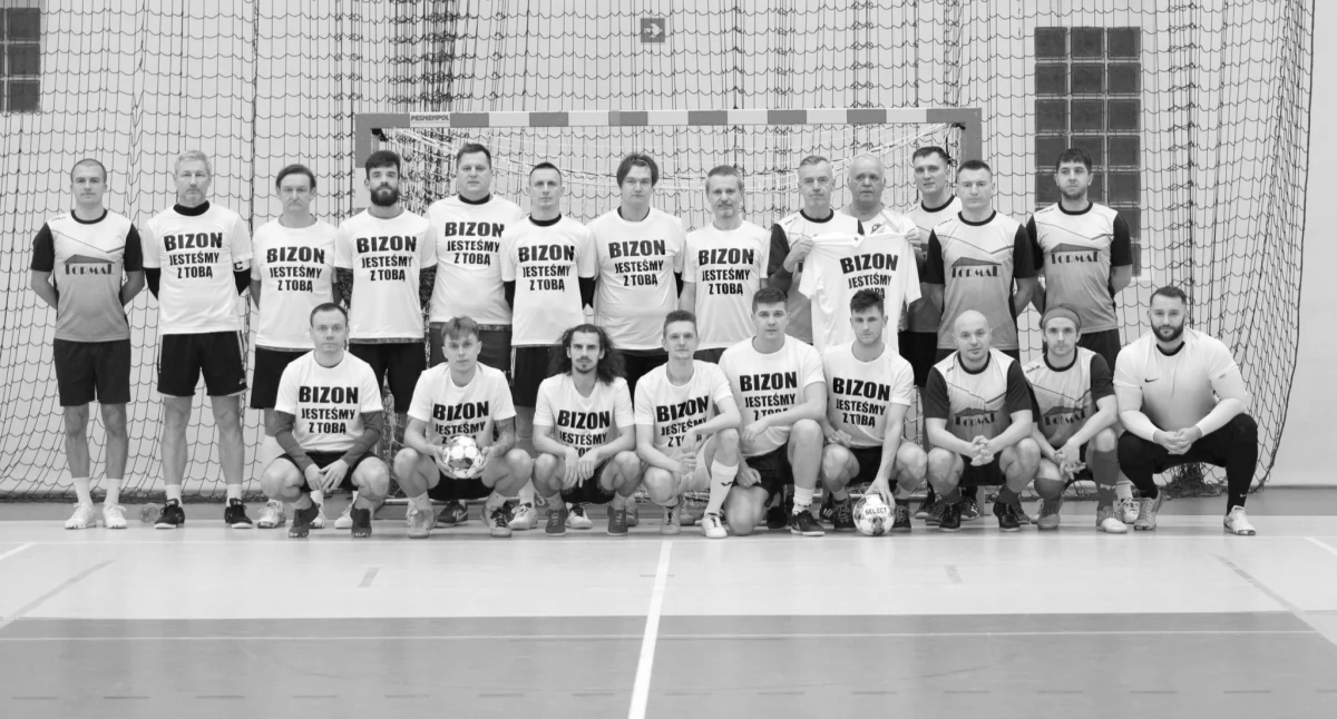 Gest solidarności drużyny TS Opatrunki Bella / Pan Karp z Marcinem Przybylakiem, fot. facebook.com/ligatorunska