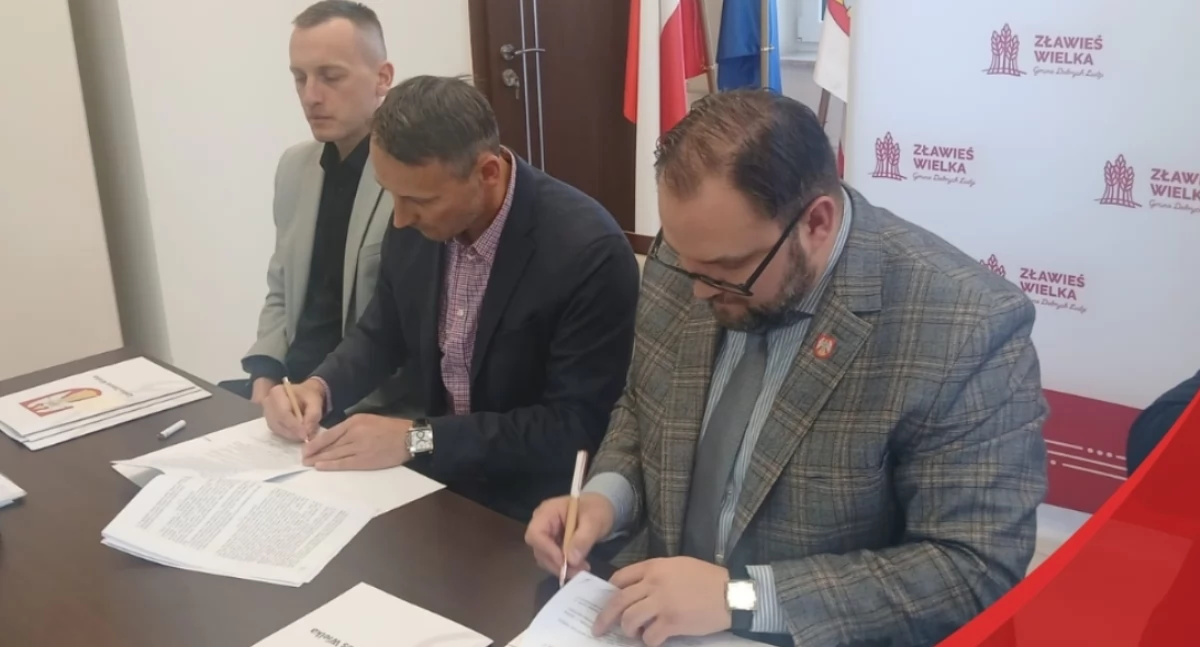Podpisanie umowy na zakup śmieciarek, fot. UG Zławieś Wielka
