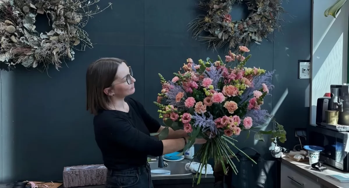 Maria Deręgowska podczas tworzenia bukietu, fot. Decoflora