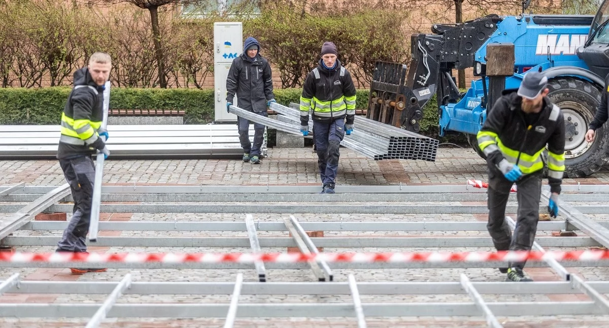Budowa strefy kibica na Rynku Nowomiejskim w Toruniu, fot. Szymon Zdziebło/tarantoga.pl dla UMWKP