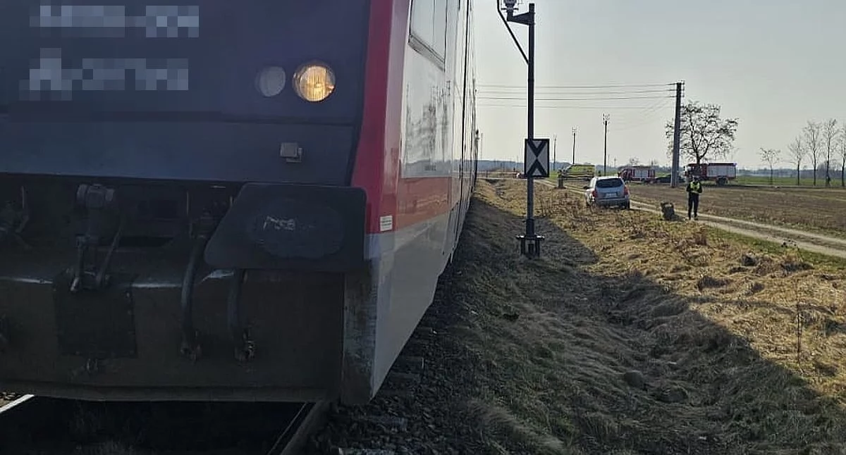 Wypadki, Pociąg relacji Toruń Sierpc zderzył Kierowca zignorował - zdjęcie, fotografia