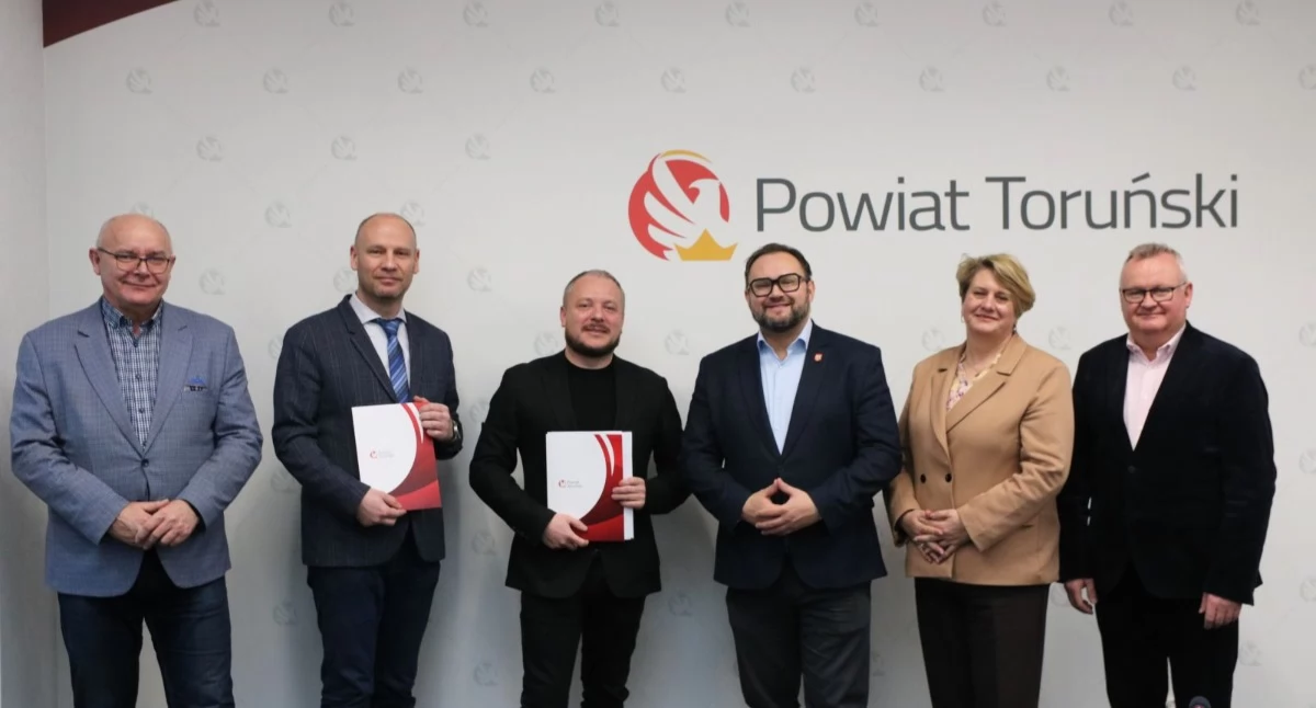 Podpisanie umowy na remont drogi Gierkowo-Skudzewo, fot. Patrycja Gębarska / Starostwo Powiatowe