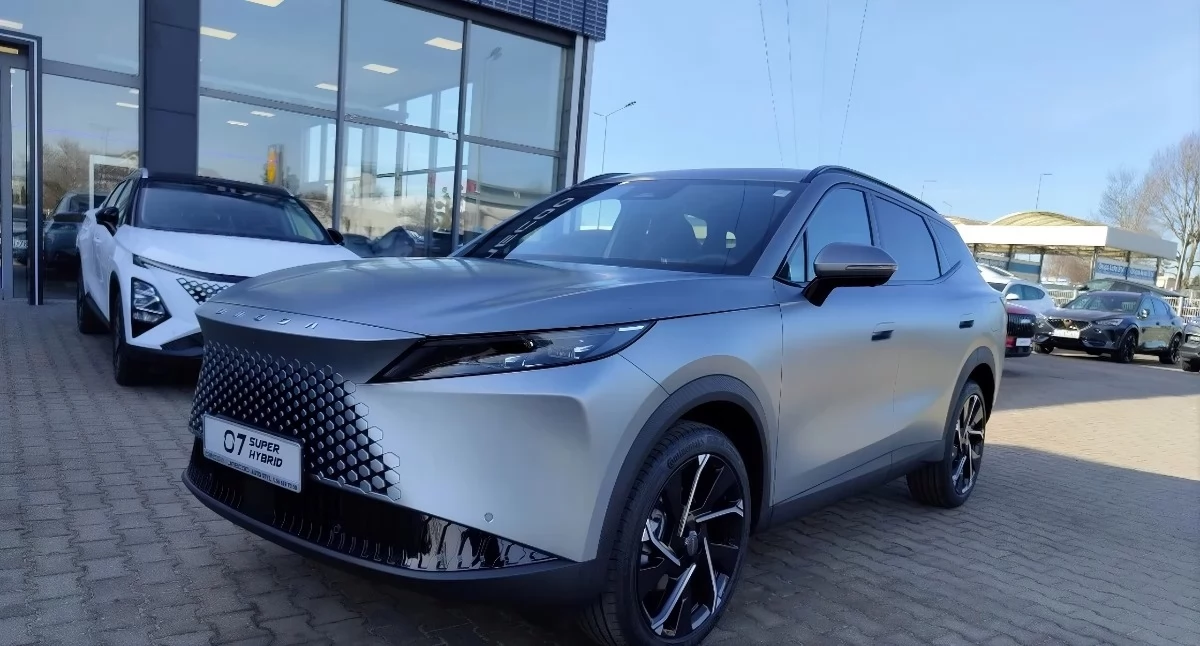 OMODA 7 Super Hybrid przed salonem przy ul. Gdańskiej 4 w Toruniu, fot. OMODA & JAECOO Auto Styl