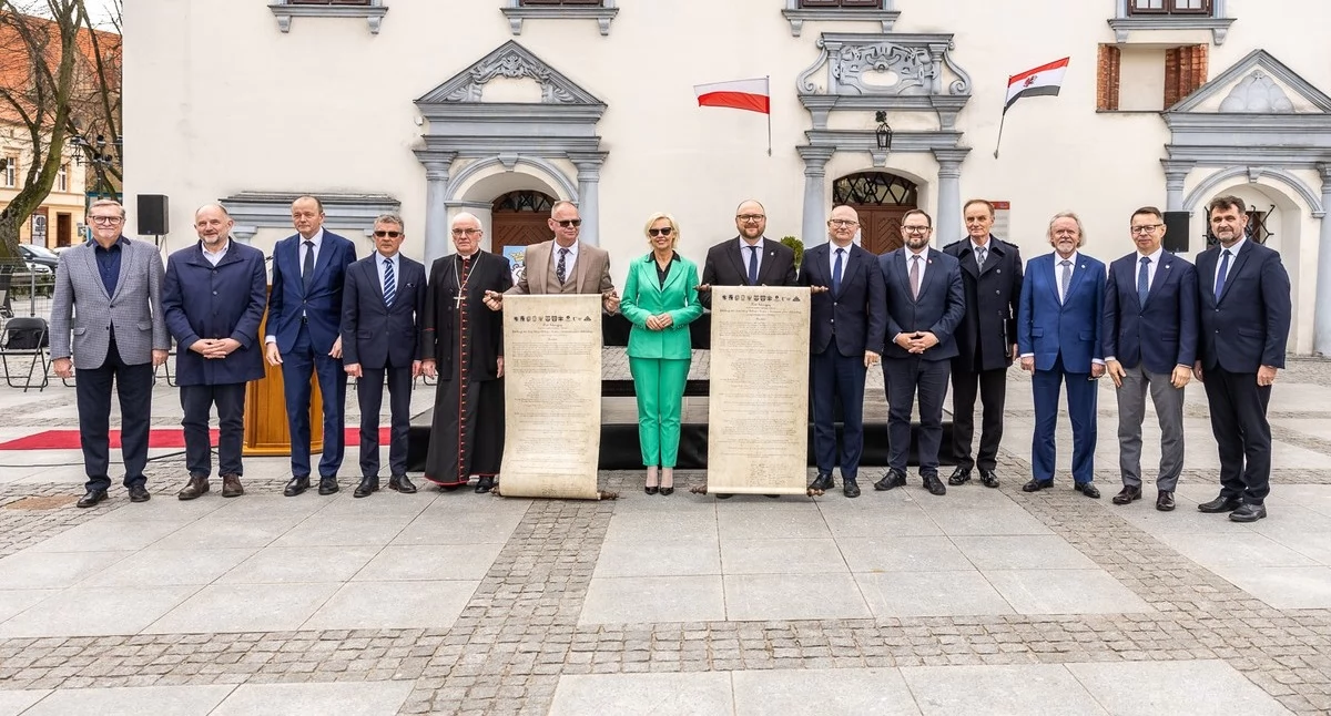 Podpisanie listu intencyjnego w sprawie obchodów rocznicy lokacji miejskiej Torunia i Chełmna, fot. Szymon Zdziebło/tarantoga dla UMWKP
