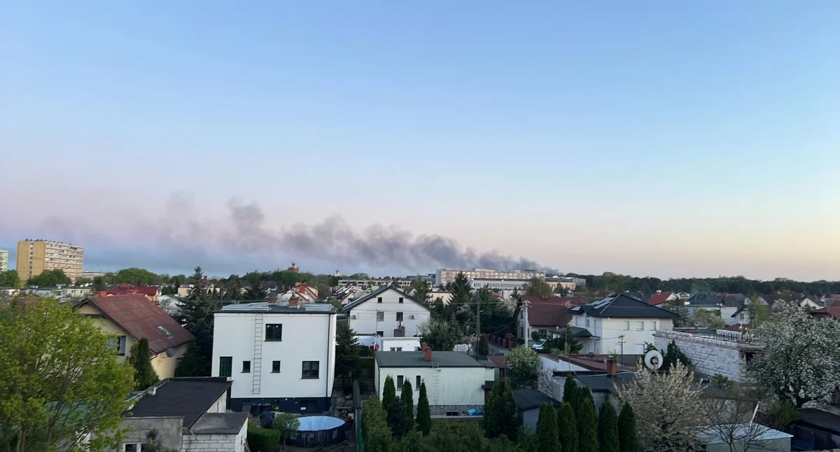 Pożar w Małej Nieszawce. Gęsty dym jest widziany z wielu kilometrów, fot. nadesłane