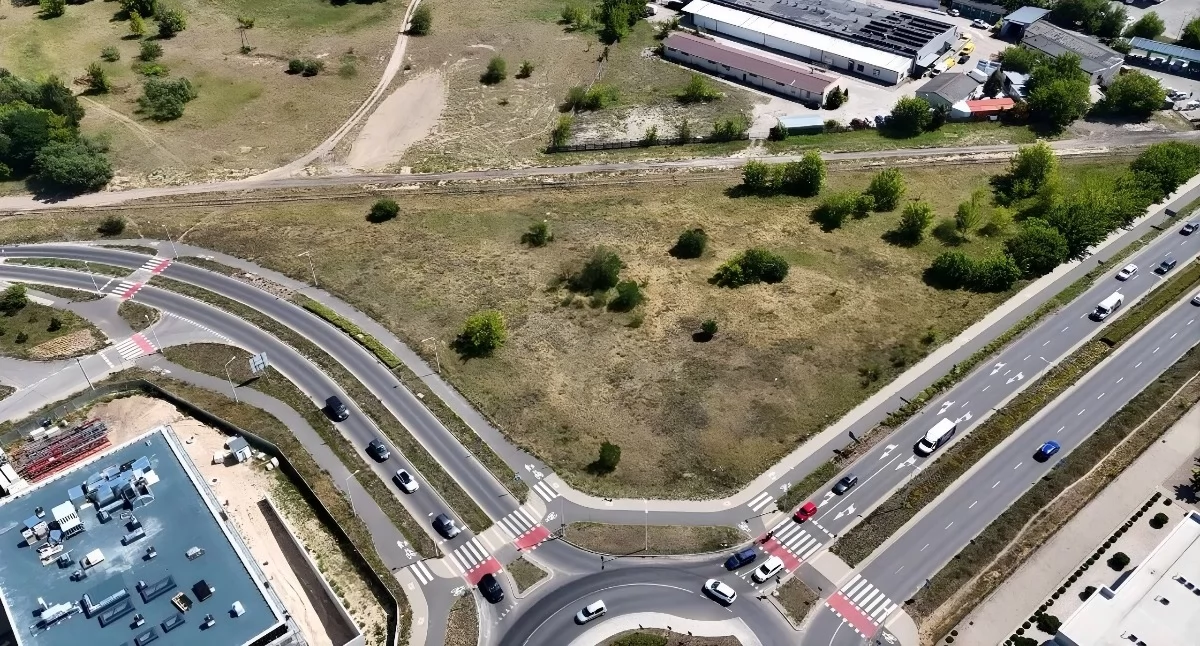 Działka przy skrzyżowaniu ulic: Grudziądzka i Celnicza w Toruniu, fot. Bartosz Fryckowski / ototorun.pl oraz CWB