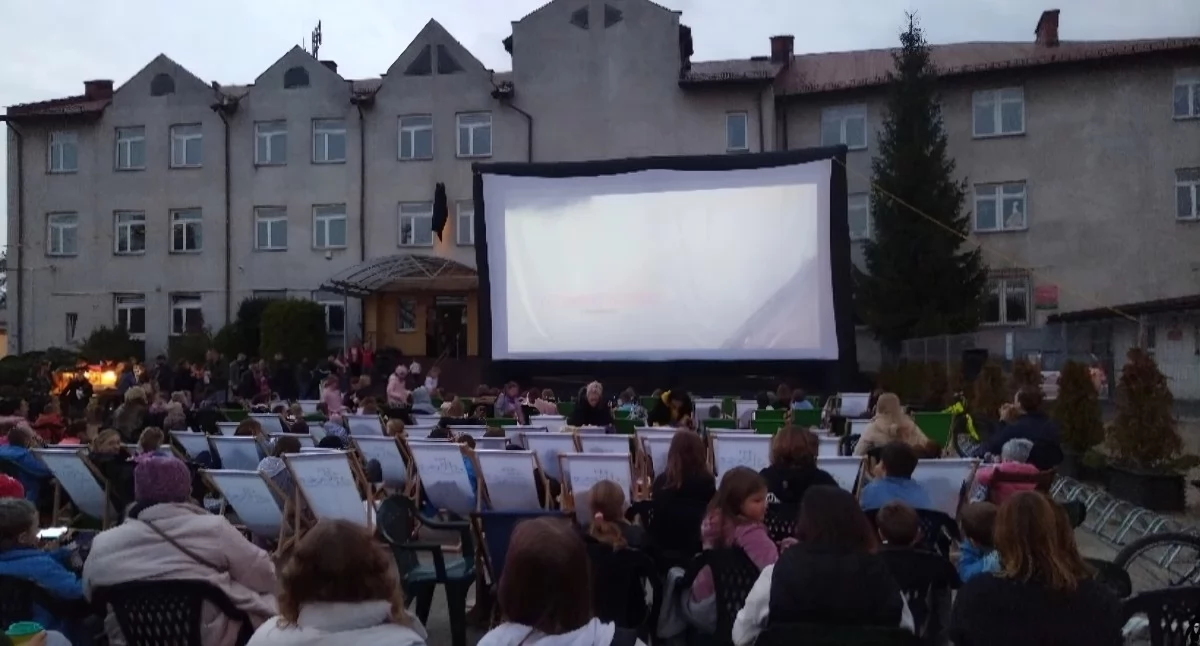 Kino plenerowe na podwórku, fot. ilustracyjne / samorzad.gov.pl
