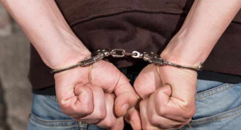 Najpierw pobił policjantów, a potem chciał ich przekupić...