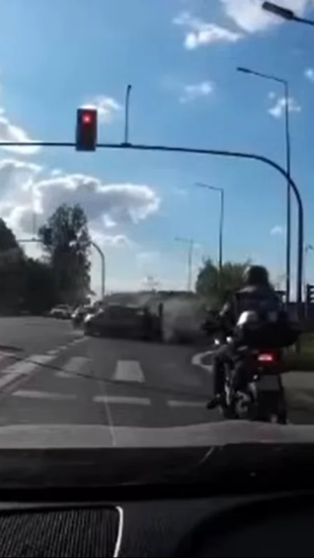Szokujący finał wypadku pod Toruniem. Pijany kierowca rzucił się na policjantów
