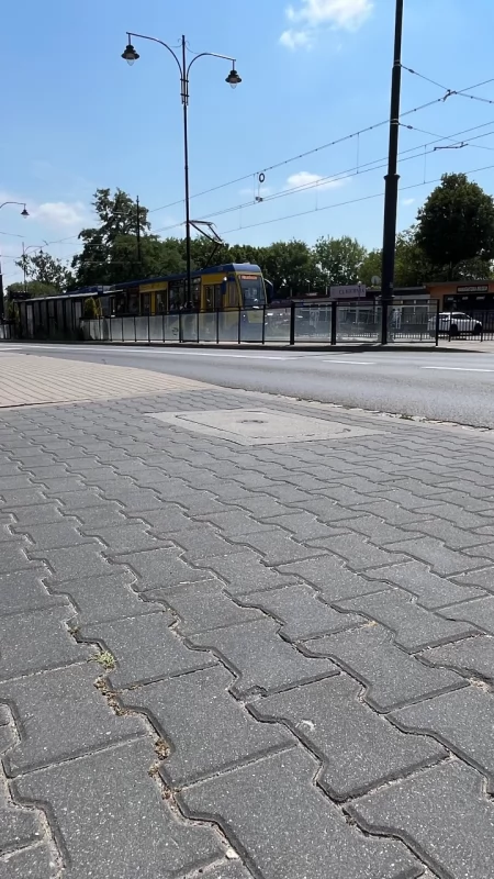 Potrącenie kobiety na chodniku w Toruniu. Policja prosi o pomoc