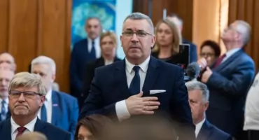Znany toruński polityk PiS Przemysław Przybylski oszukał dziennikarzy. Nie zrobił habilitacji w Polsce