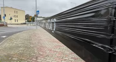 Ogromne folie zawisły na ulicach Torunia. To nie jest happening 