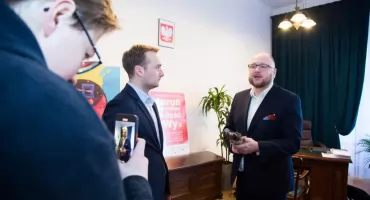 Paweł Gulewski odebrał TORUŃSKIEGO KOTA w kategorii Polityka