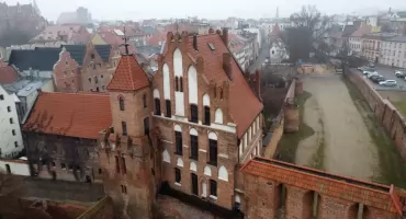Wielki konflikt o zabytkowy dwór w centrum Torunia. Wyprowadzka została odroczona