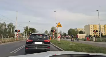 Szlabany zablokowały przejazd kolejowy w Toruniu. Pociąg nie przejechał
