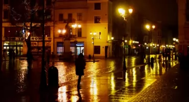 Dramat w centrum Torunia. Młody mężczyzna leżał w nocy na chodniku
