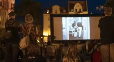 W Toruniu uruchomiono kino plenerowe. Wstęp na wszystkie pokazy jest bezpłatny