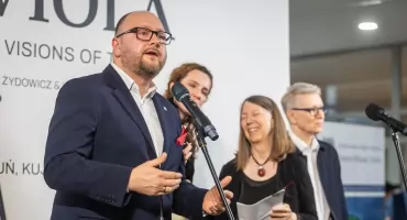 W Toruniu została otwarta wystawa Billa Violi „Wizje czasu”