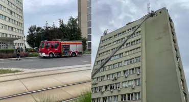 Strażacy ćwiczą w wieżowcu w centrum Torunia. Budynek został ewakuowany