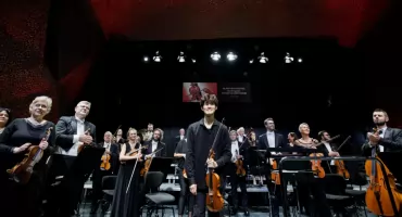 Natura, kosmos i skrzypce. Wyjątkowy muzyczny weekend z Toruńską Orkiestrą Symfoniczną