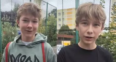 Dwóch chłopców stanęło w obronie boiska w Toruniu. Prezydent wstrzymał rozbiórkę