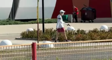 Młody mężczyzna w masce szedł przez Toruń z pistoletami. Przechodnie byli przerażeni
