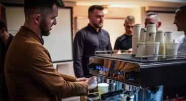 Mobilny barista z Torunia robi furorę. Pracuje dla wielu znanych marek