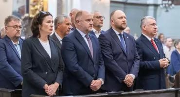 W katedrze w Toruniu odbyło się spotkanie samorządowców i parlamentarzystów