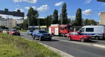 Dramat w Toruniu. Starsza kobieta wpadła pomiędzy wagony tramwaju