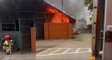Pożar przed centrum handlowym w Toruniu. Wiata stanęła w ogniu