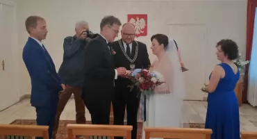 Prezydent Torunia udzielił ślubu współpracownikom. Sylwia i Marcin powiedzieli sobie „tak”
