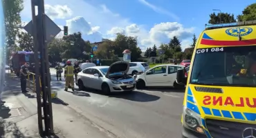 Wypadek na skrzyżowaniu w Toruniu. Jedna osoba trafiła do szpitala