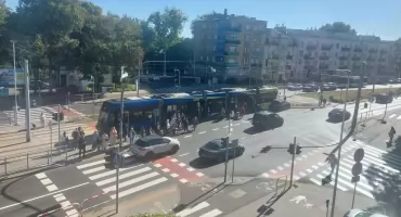 Wypadek na skrzyżowaniu w Toruniu. Kierowca wjechał w tramwaj