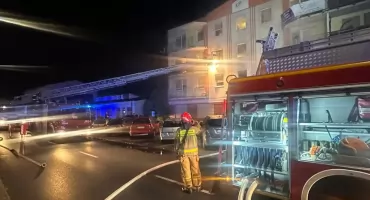 Pożar mieszkania w bloku w Toruniu. Dwie osoby skoczyły z balkonu