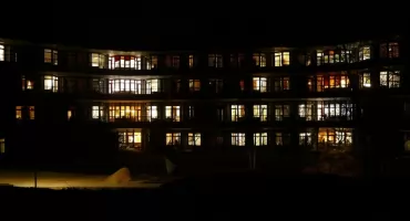 Dramat w nocy na osiedlu w Toruniu. Mężczyzna chciał wyskoczyć z balkonu