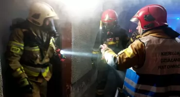 W nocy w bloku w Toruniu wybuchł pożar. Miasto podstawiło autobus dla 50 osób