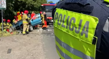 Błąd 25-latka na wylotówce w Toruniu. Najpierw uderzył w auto, a potem w ciężarówkę