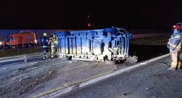 Poważny wypadek pod Toruniem. Przewrócony bus zablokował przejazd