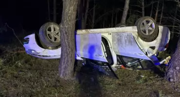 Dachowanie na drodze pod Toruniem. Autem podróżowały małe dzieci