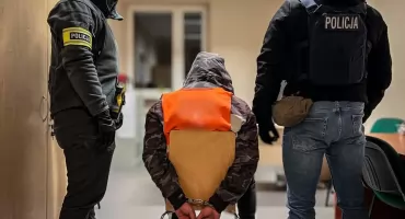 Nalot na mieszkanie w Toruniu. Kryminalni zatrzymali młodego mężczyznę
