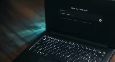 AI w wyszukiwarkach promuje fałszywe numery: statystyki, ciekawostki i sposoby ochrony