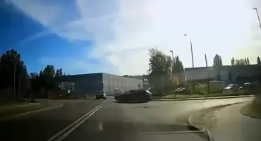 Wypadek na skrzyżowaniu w centrum Torunia. Nagranie trafiło do sieci