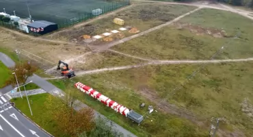 Teren na placu w Toruniu został ogrodzony. Powstaje na nim zaplecze dla ważnej inwestycji