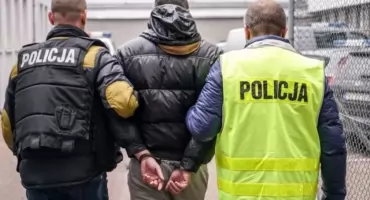 Nalot kryminalnych na mieszkanie w Toruniu. Para prowadziła nielegalny biznes