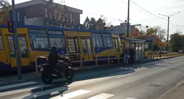 Tramwaj wykoleił się w Toruniu. Starsza kobieta trafiła do szpitala