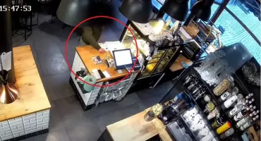 Bezczelna kradzież w restauracji w centrum Torunia. Nagranie trafiło do sieci