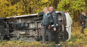 Wypadek przy wyjeździe do Torunia. Bus uderzył w lampę uliczną