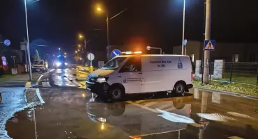 Awaria wodociągu pod Toruniem. Droga na granicy miasta została zamknięta